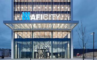 Lobby nedávno dokončené administrativní budovy AFI CITY 1