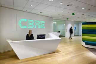 25 let CBRE v ČR: Jak se za poslední čtvrtstoletí proměnil trh komerčních realit a kam dále směřuje?