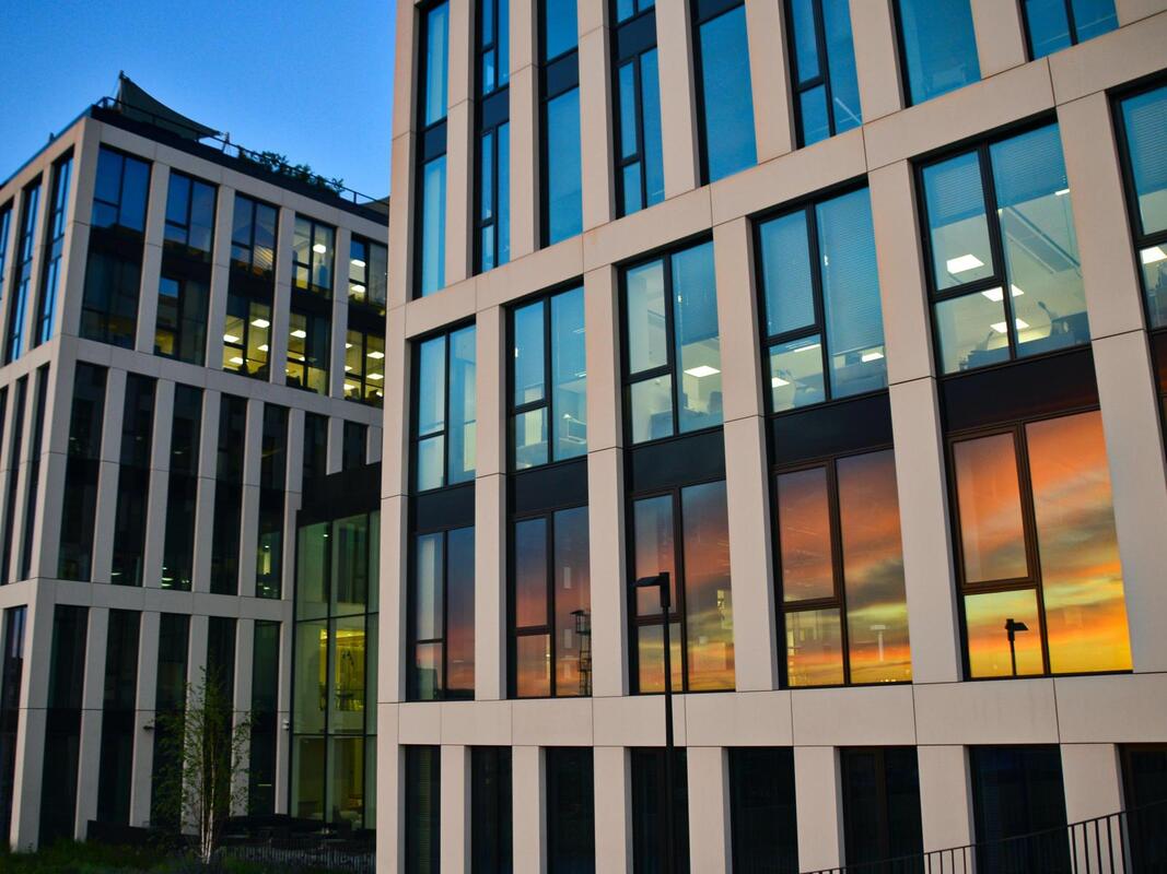 Pražský kancelářský trh se rozpaluje: Rekordní poptávka a historicky nízká výstavba