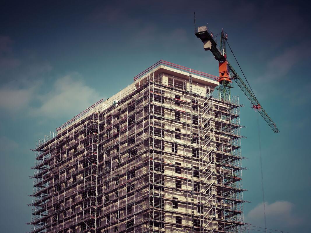 Komerční nemovitosti v regionu EMEA vzkvétají: Najděte si svůj ideální kancelářský nebo skladový prostor