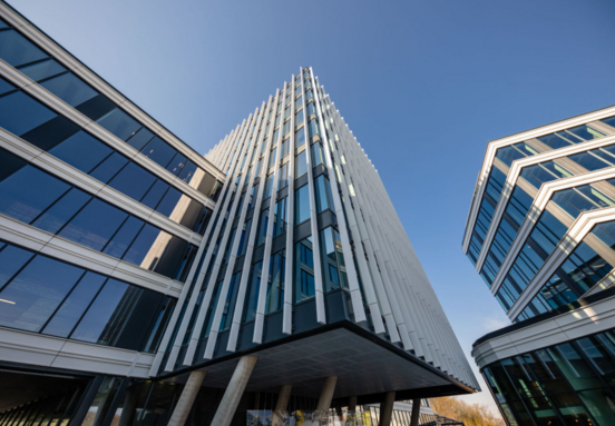 Port7 od společnosti Skanska získal prestižní certifikaci WELL Core v2 Platinum. Přináší zdravé pracovní prostředí s praktickými přínosy pro zaměstnance