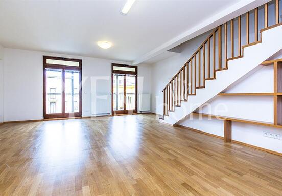 Pronájem půdní dvoupatrové kanceláře se dvěma terasami, 168 m2, Štefánikova, Praha 5 - Smíchov