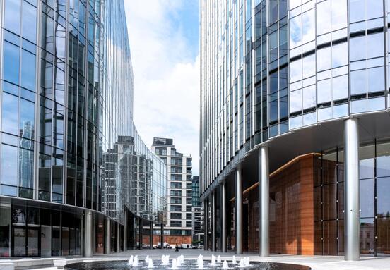 Česko zůstává bezpečným přístavem, tuzemští investoři zamířili do Polska