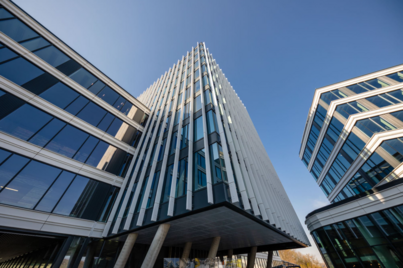 Port7 od společnosti Skanska získal prestižní certifikaci WELL Core v2 Platinum. Přináší zdravé pracovní prostředí s praktickými přínosy pro zaměstnance